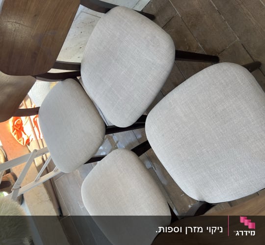 כיסאות עם מושבים מרופדים על רצפת עץ